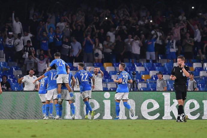 Los jugadores del Nápoles celebran un gol.