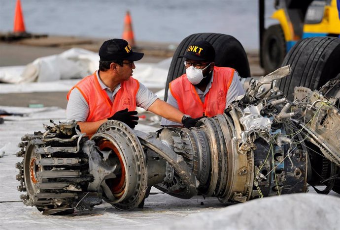 Técnicos de la Comisión de Investigación Aérea de Indonesia KNKT analizan un motor del avión de Lion Air siniestrado