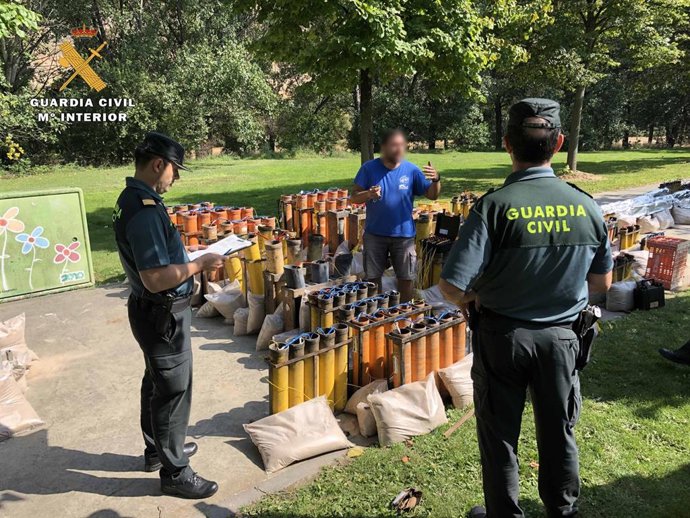 Agentes de la Guardia Civil inspeccionan a las empresas de fuegos artificiales de San Mateo para garantizar que se cumplen todas las medidas de seguridad.
