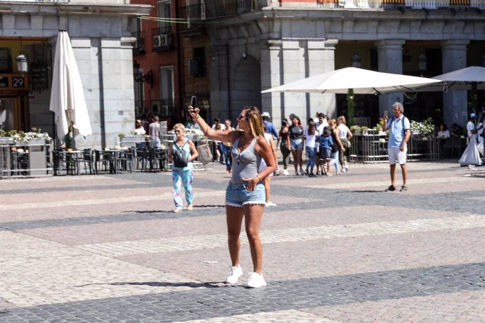 Una turista se realiza una fotografía en la Plaza Mayor de Madrid.