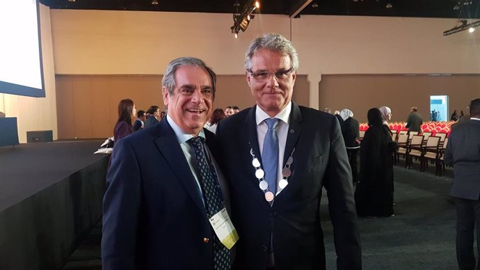 El presidente de la Federación Internacional Farmacéutica (FIP), Dominique Jordan, junto al presidente del Consejo General de Farmacéuticos de España, Jesús Aguilar.