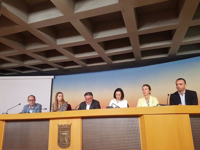 El portavoz del PSOE en el Ayuntamiento de Madrid, Pepu Hernández, junto con el resto de concejales del gripo socialista