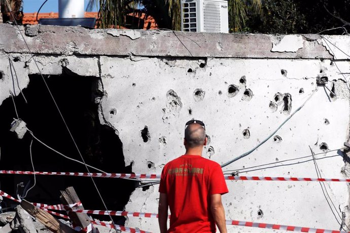 Edificio alcanzado por un cohete lanzado desde Gaza en Ashkelon