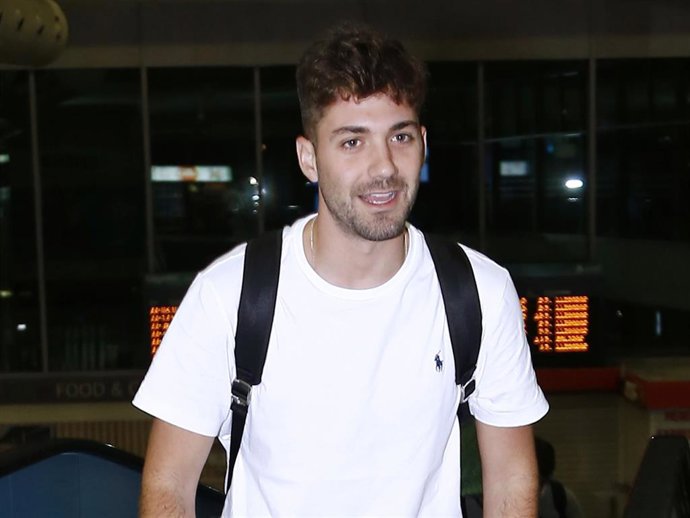 Alejandro Albalá llega a Madrid y habla sobre el nuevo éxito de su ex Isa Pi