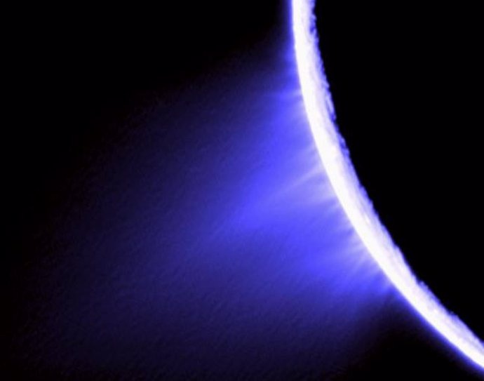 Los géiseres de Encélado actúan como cañón de nieve sobre lunas vecinas