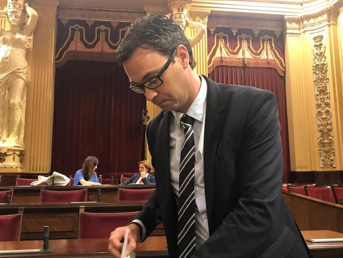 El portavoz adjunto y diputado del Grupo Parlamentario Popular, Toni Costa, en el pleno de investidura.