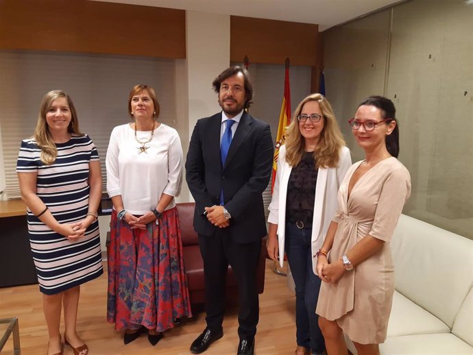 El consejero Miguel Motas, acompañado por la directora general de Diálogo Social y Bienestar Laboral, Manuela Marín, en reunión con la presidenta de AMEP, Nuria Castillo, así como otras representantes de esta entidad