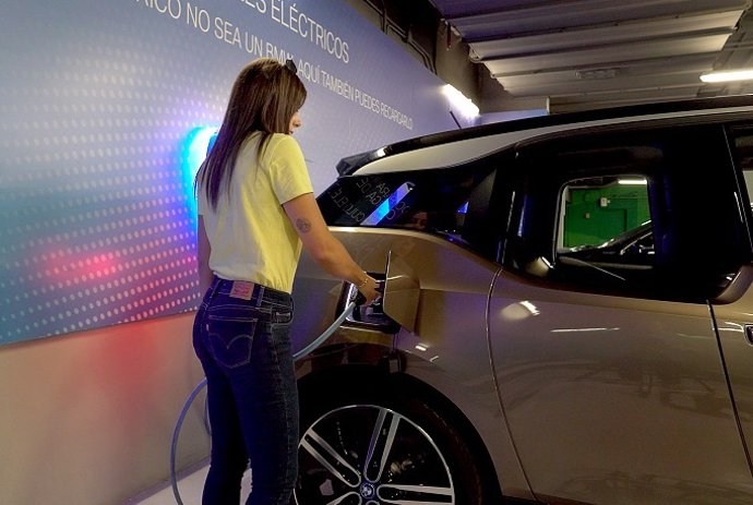 Recurso de vehículo eléctrico cargando