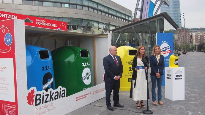 La diputada de Sostenibilidad y Medio Natural de Bizkaia, Elena Unzueta, presenta la campaña '3,2,1,0 residuos' en Bilbao