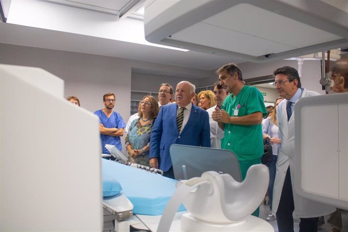 El consejero de Salud, Jesús Aguirre, visita el Hospital Virgen del Rocío
