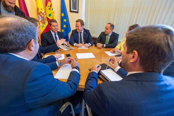El presidente de C-LM, Emiliano García-Page, en la reunión con el alcalde de Albacate, Vicente Casañ