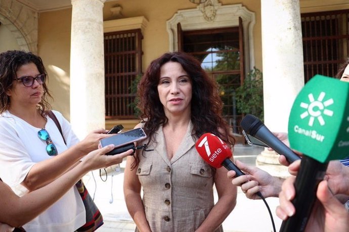 Rocío Ruiz, consejera de Igualdad y Políticas Sociales, atiende a los medios.