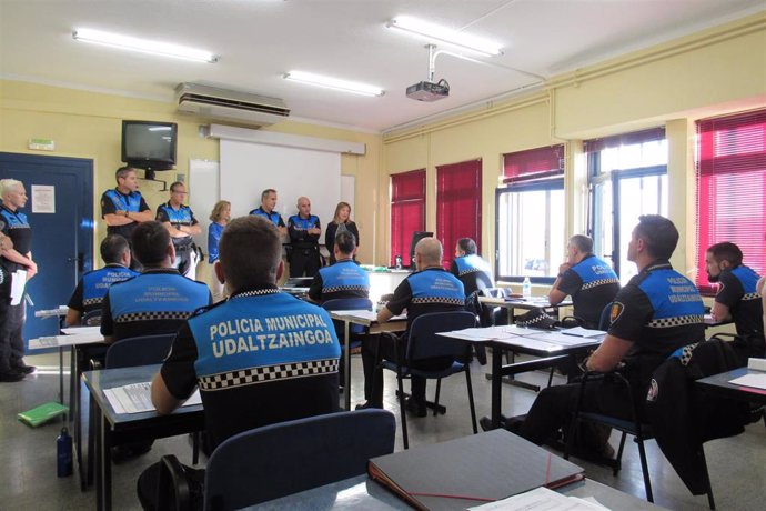 Amparo López, director general de Interior del Gobierno de Navarra, en la bienvenida al alumnado del curso de ascenso a agente primero de policía