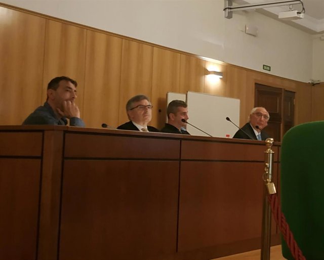 Los dos acusados, el primero y el tercero por la izquierda, junto a sus abogados, durante la primera sesión del juicio iniciado en la Audiencia de Valladolid.