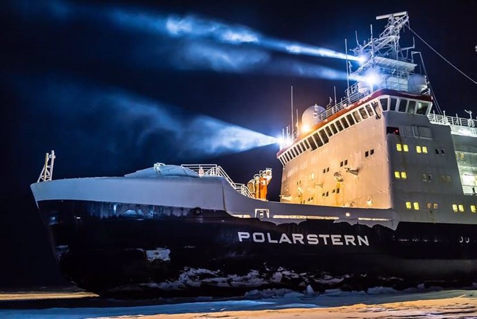 El rompehielos alemán Polarstern, que transporta a la expedición MOSAIC