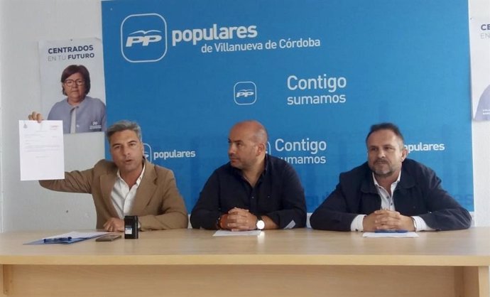 Lorite, Duque y Torres en la rueda de prensa en la sede del PP de Villanueva de Córdoba.