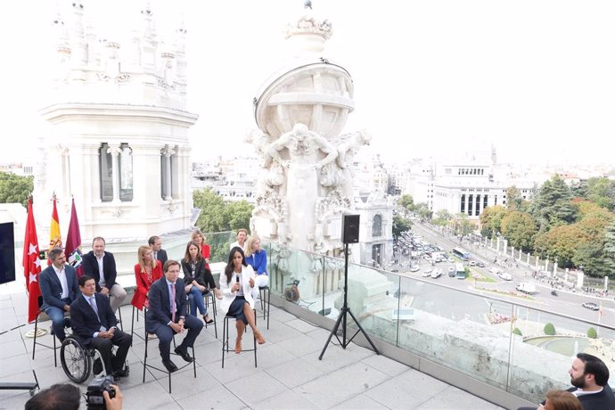 El alcalde de Madrid, José Luis Martínez-Almeida (2i) y la vicealcaldesa, Begoña Villacís (1d), acompañados por todos los miembros del equipo de Gobierno municipal, estrechan sus manos durante un acto en el que han hecho balance de los primeros 100 días
