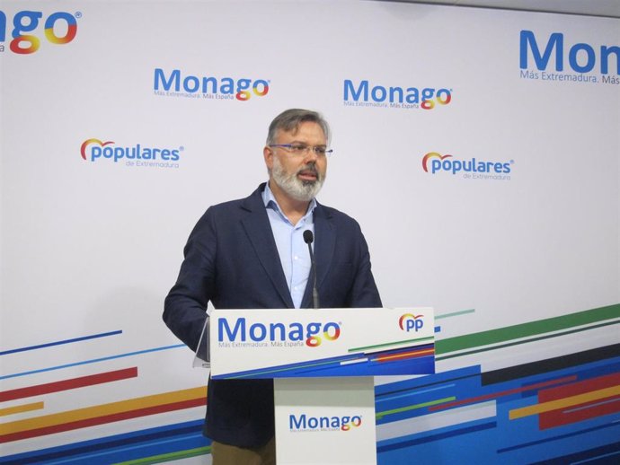 El portavoz del PP de Extremadura, Fernando Pizarro en rueda de prensa.