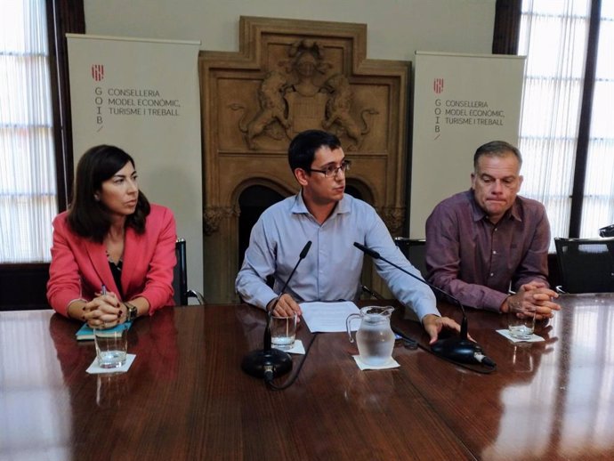 Rosana Morillo, Iago Negueruela i Lloren Pou en roda de premsa.