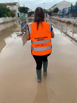 Trabajadora social en el municipio de Los Alcázares, afectado por las lluvias de septiembre #DANA
