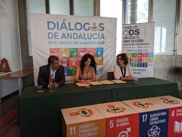 La consejera de Igualdad, Politicas Sociales y Conciliación, Rocío Ruiz, firma un nuevo acuerdo específico de colaboración con el Fondo Andaluz de Municipios para la Solidaridad Internacional (Famsi).