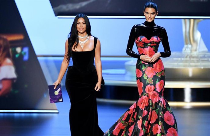 Kim Kardashian y Kendall Jenner en la gala de los Emmy 2019