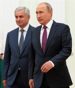 El presidente ruso, Vladimir Putin y el presidente de Abjazia, Khadzhimba.