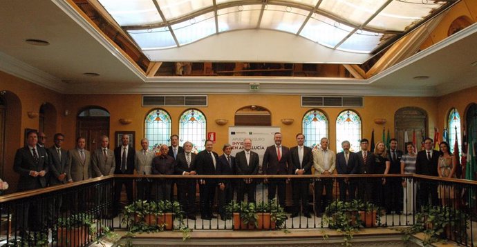 Reunión del director general de IDEA, Fernando Casas, con la Asociación del Cuerpo Consular de Sevilla.