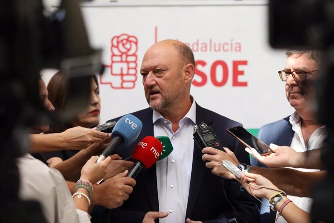 El secretario de Mundo Rural, Política Agraria y Pesca del PSOE de Andalucía, Antonio Pradas, atendiendo a los periodistas