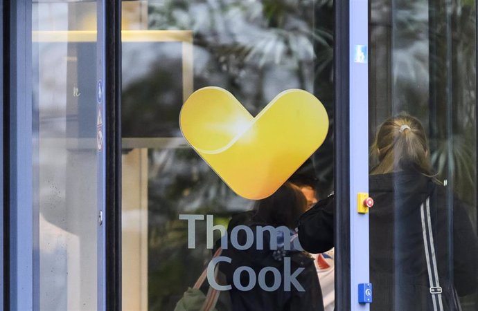 23 September 2019, Hessen, Oberursel: A woman goes to the headquarters of the German branch of the British travel group Thomas Cook. Thomas Cook, one of Britain's biggest travel firms, filed for liquidation early Monday, ceasing all trading with immedia