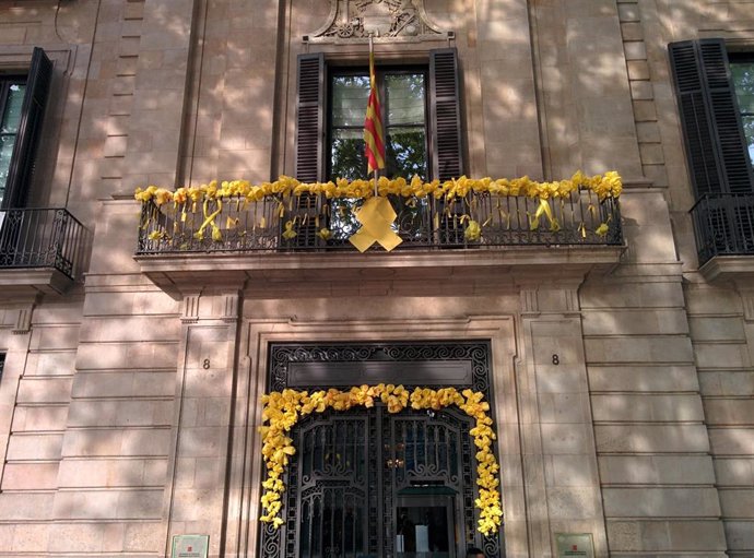 Fachada de la sede de la Conselleria de Cultura de la Generalitat, con lazos amarillos