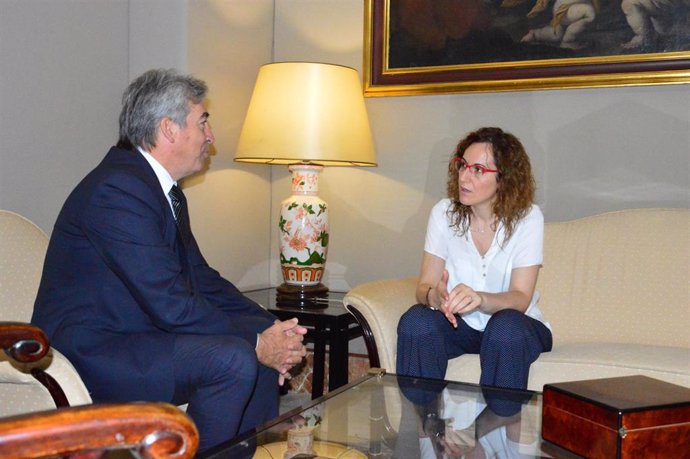 Reunión de la secretaria general de CCOO-A, Nuria López, y el delegado del Gobierno en Andalucía, Lucrecio Fernández.