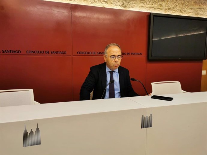 El alcalde de Santiago, Xosé Sánchez Bugallo, en rueda de prensa.