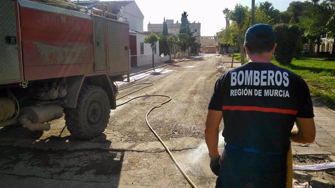 Bomberos del CEIS en trabajos de limpieza de calles del casco urbano de Los Alcázares
