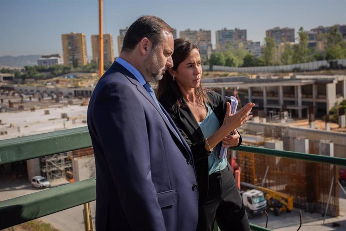 El ministro de Fomento en funciones, José Luis Ábalos y la presidenta de Adif, Isabel Pardo, durante su reciente visita a las obras de la futura estación ferroviaria de La Sagrera, en Barcelona (España).