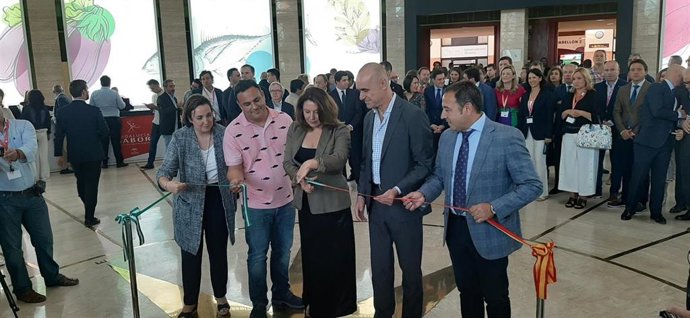 La consejera de Agricultura, Carmen Crespo, inaugura Andalucía Sabor junto al chef Ángel León y el teniente de alcalde del Ayuntamiento de Sevilla, Antonio Muñoz.