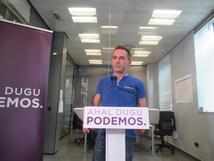 El portavoz de Comunicación de Podemos Euskadi, Andeka Larrea, en una rueda de prensa este lunes en Bilbao