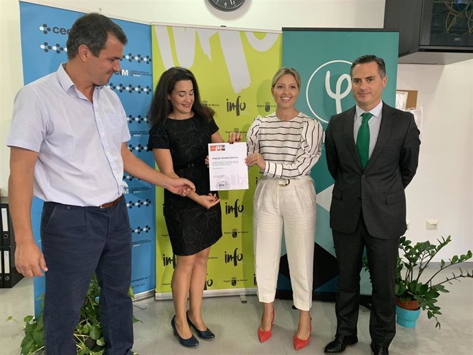 La consejera de Empresa, Industria y Portavocía, Ana Martínez Vidal (2d), junto al director del Info, Diego Rodríguez-Linares (1d) y a los gerentes de la empresa Phicus (i).