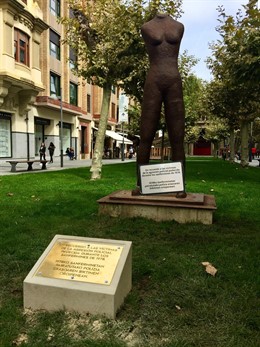 Imagen de la placa restablecida en la escultura Gogoan.