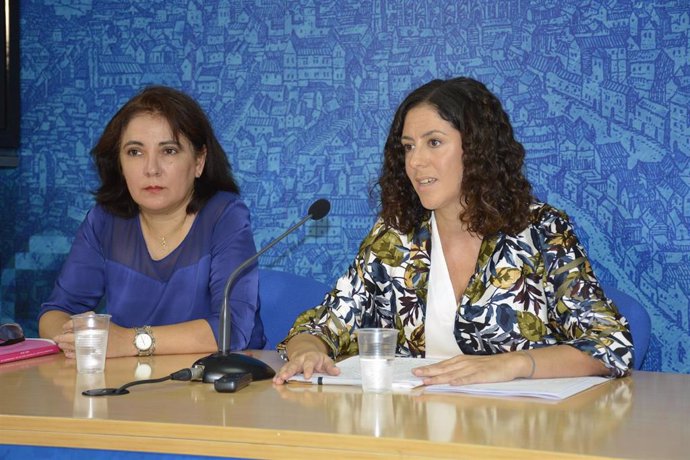Las ediles toledanas Mar Álvarez y Noelia de la Cruz en rueda de prensa