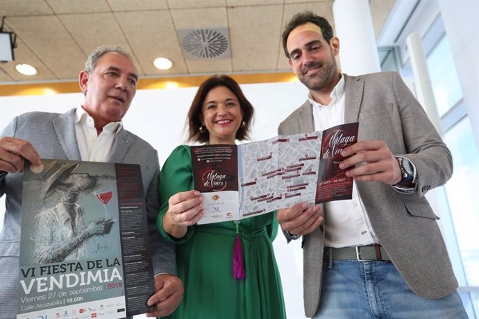 La vicepresidenta segunda de la Diputación y diputada de Gestión Económica y Administrativa, Margarita del Cid; el presidente del Consejo Regulador, José María Losantos, y el presidente de Mahos, Javier Frutos, presentan la VI Fiesta de la Vendimia