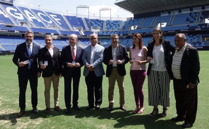 Maldonado, Bendodo, De la Torre, Salado, Losada con su abono al Málaga Club de Fútbol