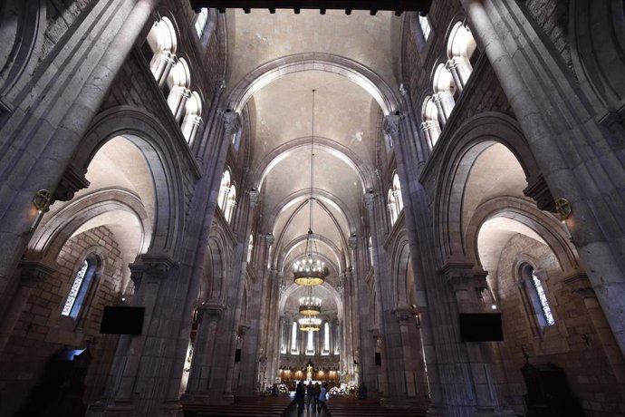Interior iluminado de la Basílica de Covadonga.