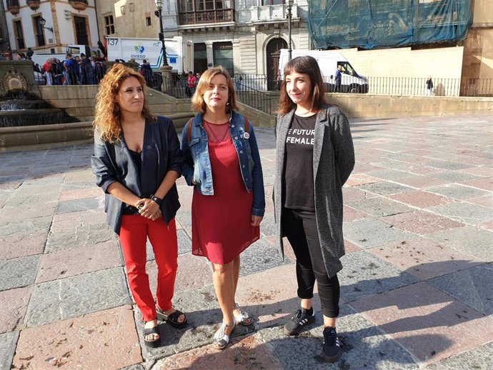 Las concejalas Ana Taboada y Anabel Santiago (Somos) junto a la responsable de feminismos de Podemos, Jara Cosculluela, en la plaza de la Catedral.