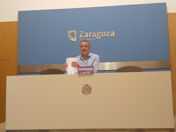 El portavoz del grupo municipal de Podemos-Equo en el Ayuntamiento de Zaragoza, Fernando Rivarés, este jueves en el consistorio.