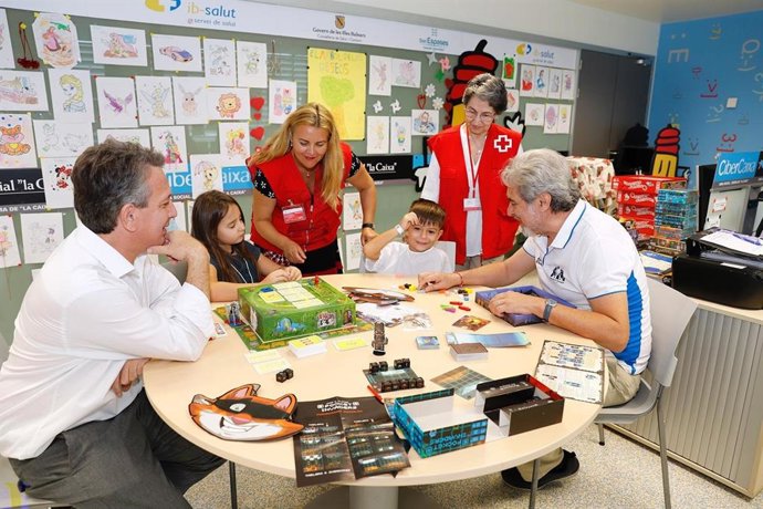 Moment de la donació de jocs a Son Espases per als nens ingressats.