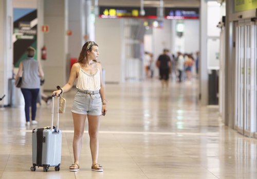 Una joven con una maleta en el Aeropuerto Adolfo Suárez Madrid-Barajas  