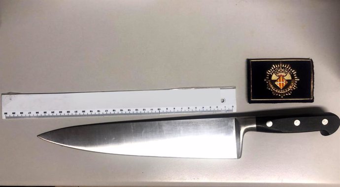 Cuchillo con el que el detenido presuntamente amenazó a la víctima