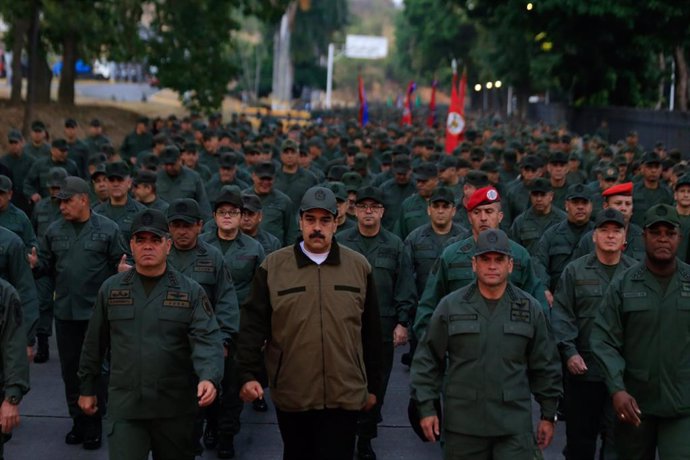Nicolás Maduro acompañado por Vladimir Padrino y soldados en una marcha