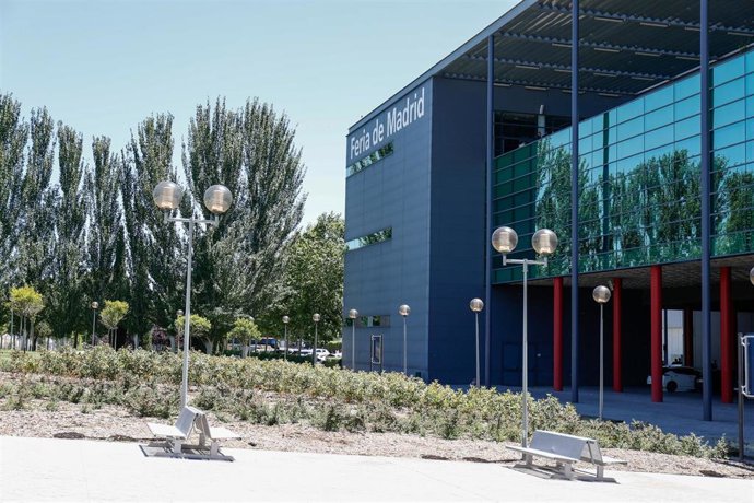 Vista desde fuera de uno de los pabellones de la Feria de Madrid, IFEMA.